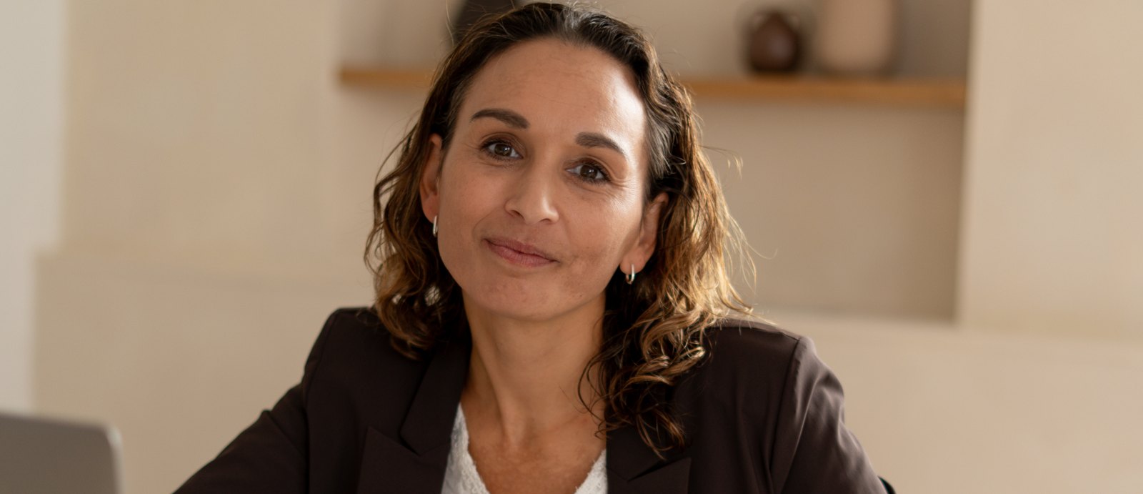 Aisha Dutrieux aan haar schrijftafel